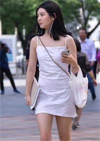监控拍摄的女子小便视频