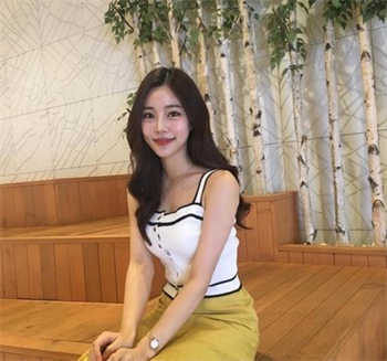 女士带蝴蝶结怎么打