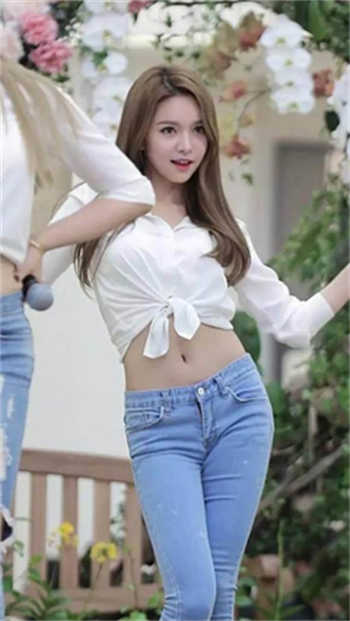 美女蹲厕尿正面高清图
