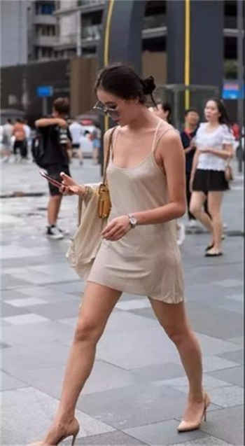 漂亮的瑜伽教练木鱼