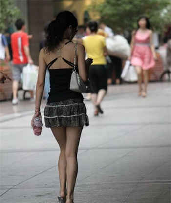女员工为了合同牺牲自己