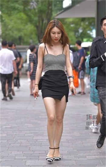 男生在床上脱美女 胸