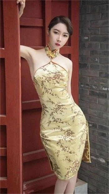 胸前的小兔子被压变了型