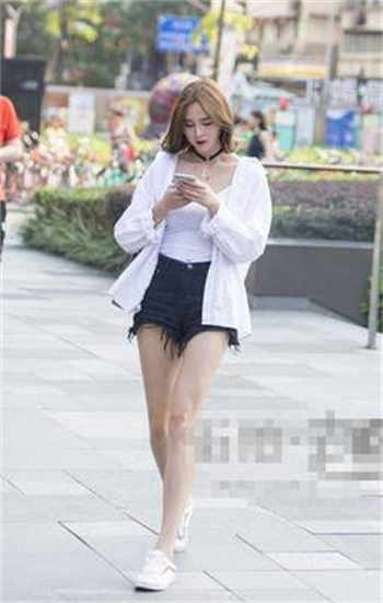 商务旅行戴帽子的女人图片