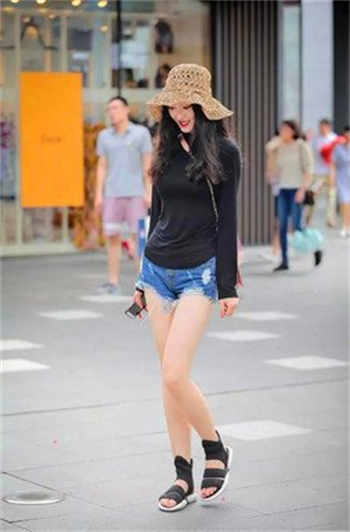两个女的跟一个送外卖的