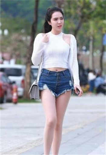 男生在床上脱美女 胸