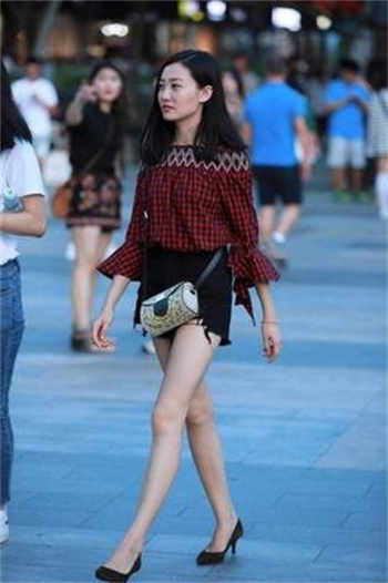 跟快递小哥在电梯
