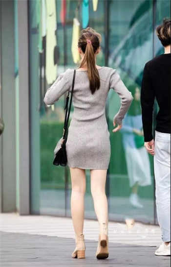 美女爱狗狗蝴蝶结卡里面
