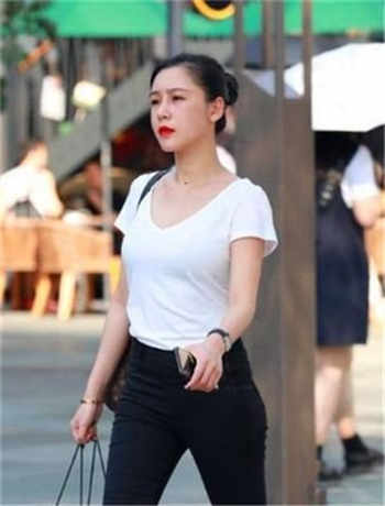 让她趴在桌上从后面进